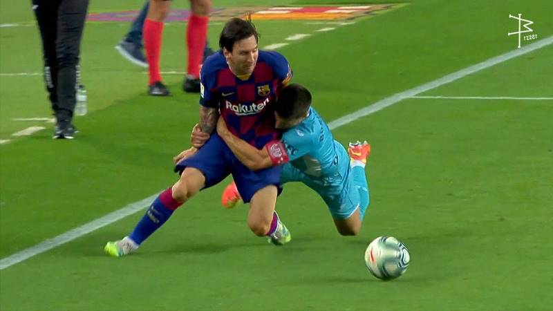 Phạm Lỗi Không Bóng Trong Bóng Đá Ảnh Hưởng Như Nào?